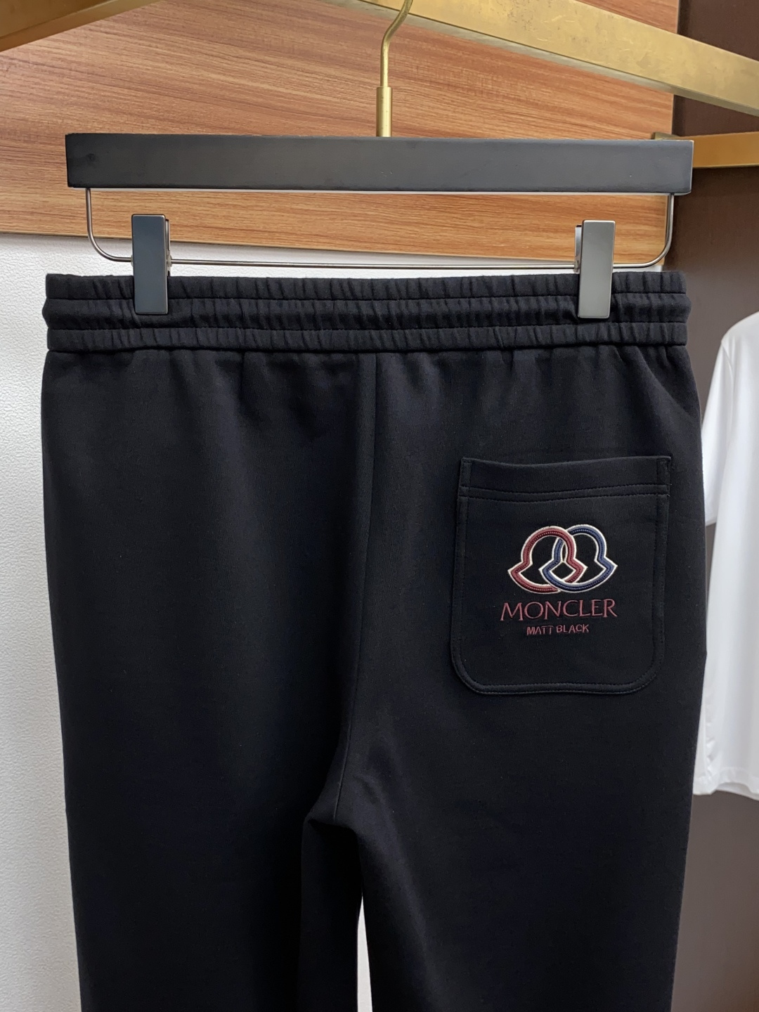 蒙口 2025秋冬新款休闲裤 干净利落剪裁，都市风十足 采用精纺加厚面料手感软糯干爽，上身效果挺括有型。