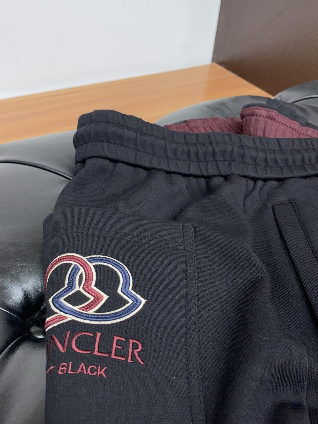 蒙口 2025秋冬新款休闲裤 干净利落剪裁，都市风十足 采用精纺加厚面料手感软糯干爽，上身效果挺括有型。