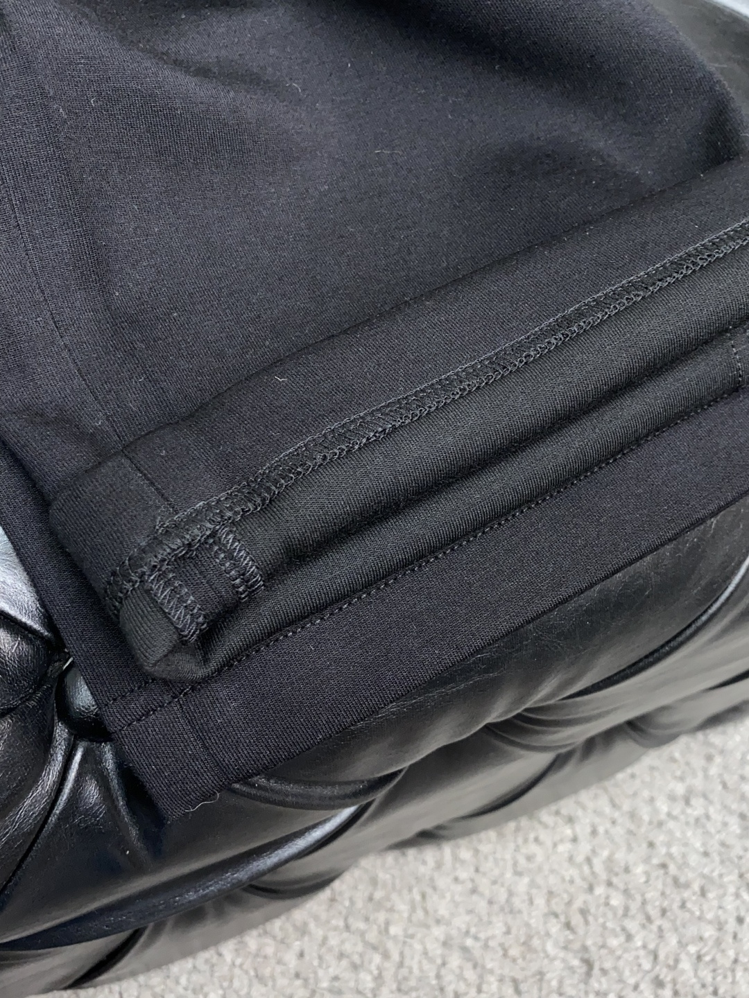 蒙口 2025秋冬新款休闲裤 干净利落剪裁，都市风十足 采用精纺加厚面料手感软糯干爽，上身效果挺括有型。