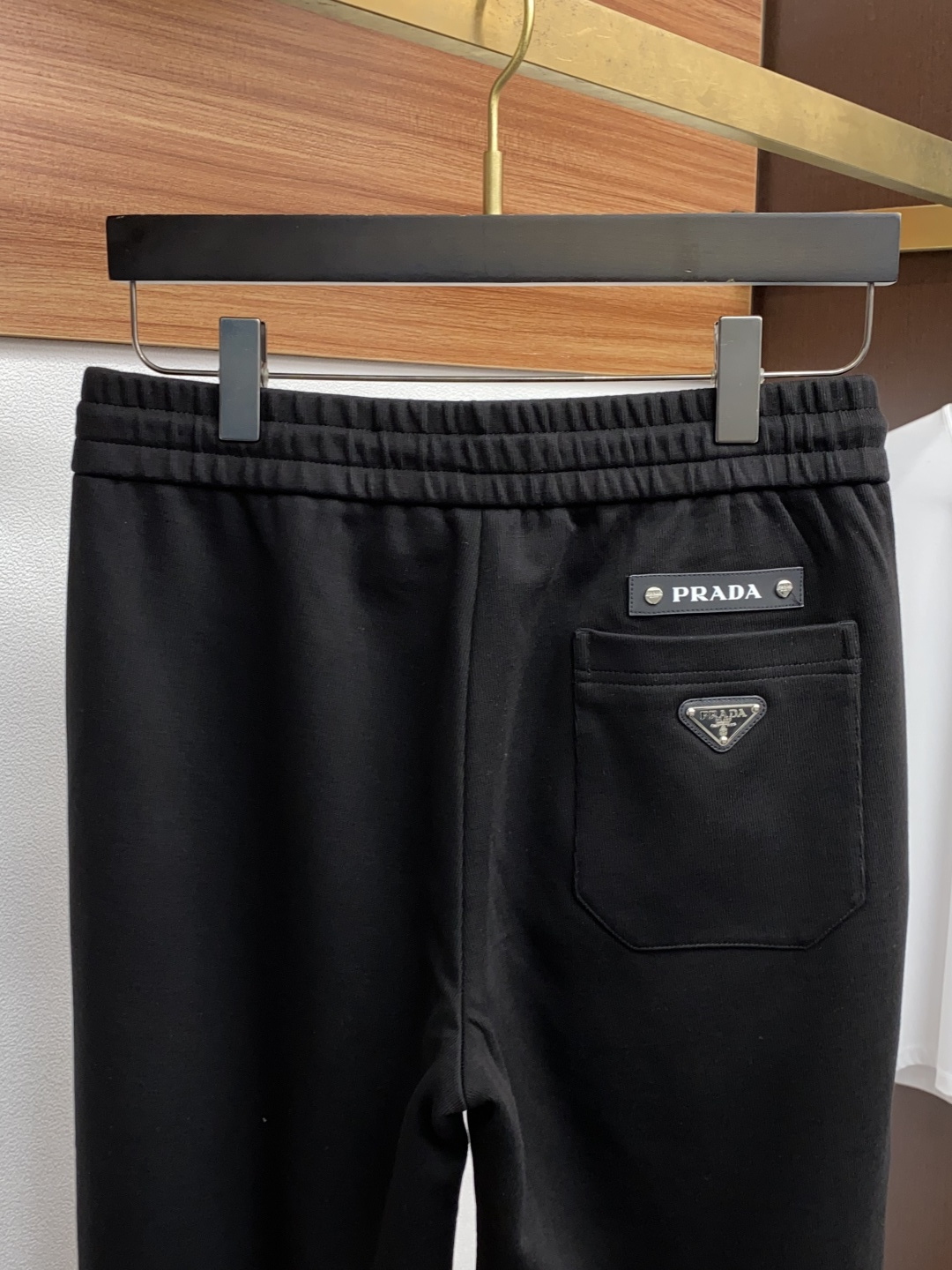 普拉达 2025秋冬新款休闲裤 干净利落剪裁，都市风十足 采用精纺加厚面料手感软糯干爽，上身效果挺括有型