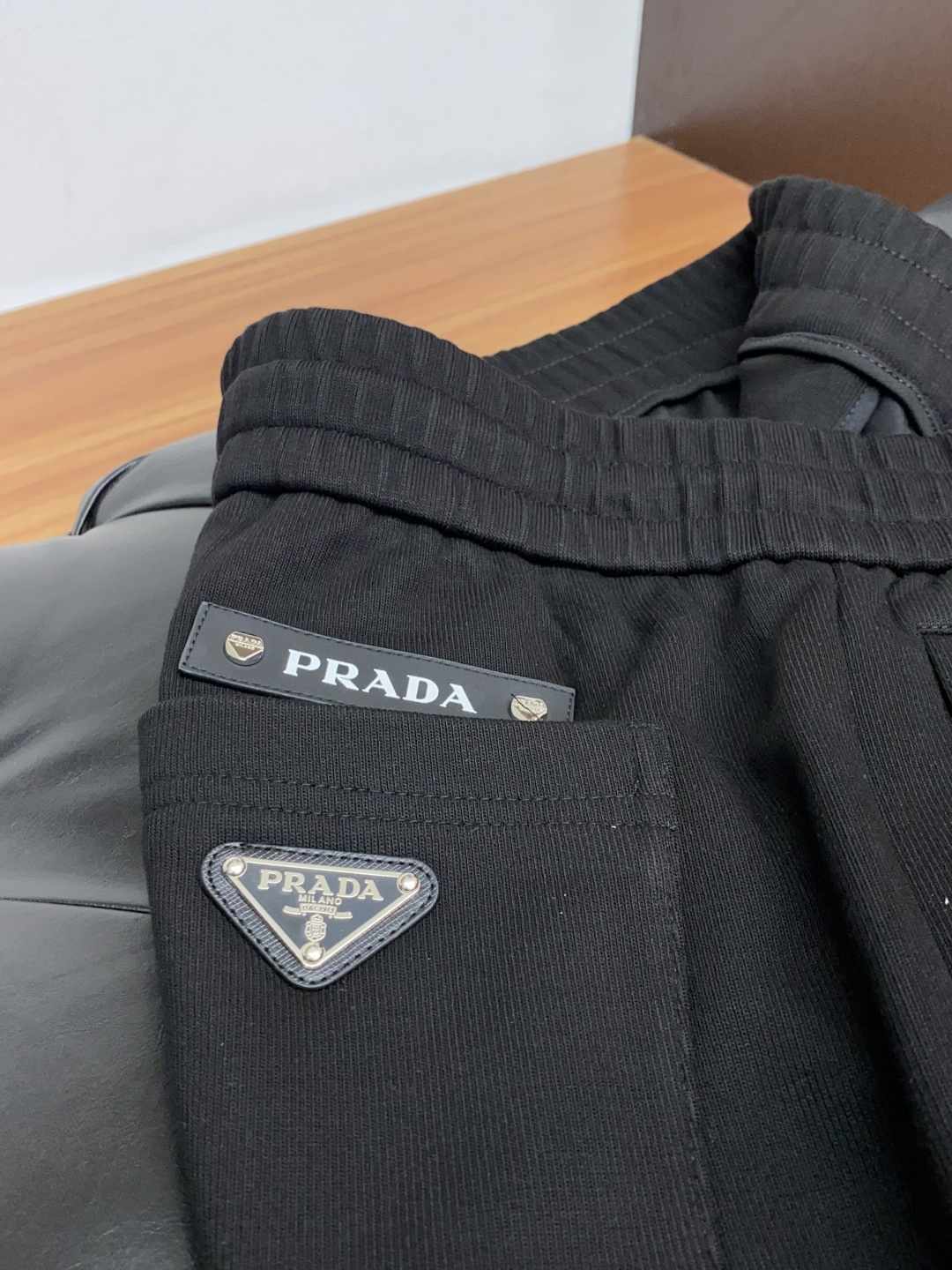 普拉达 2025秋冬新款休闲裤 干净利落剪裁，都市风十足 采用精纺加厚面料手感软糯干爽，上身效果挺括有型