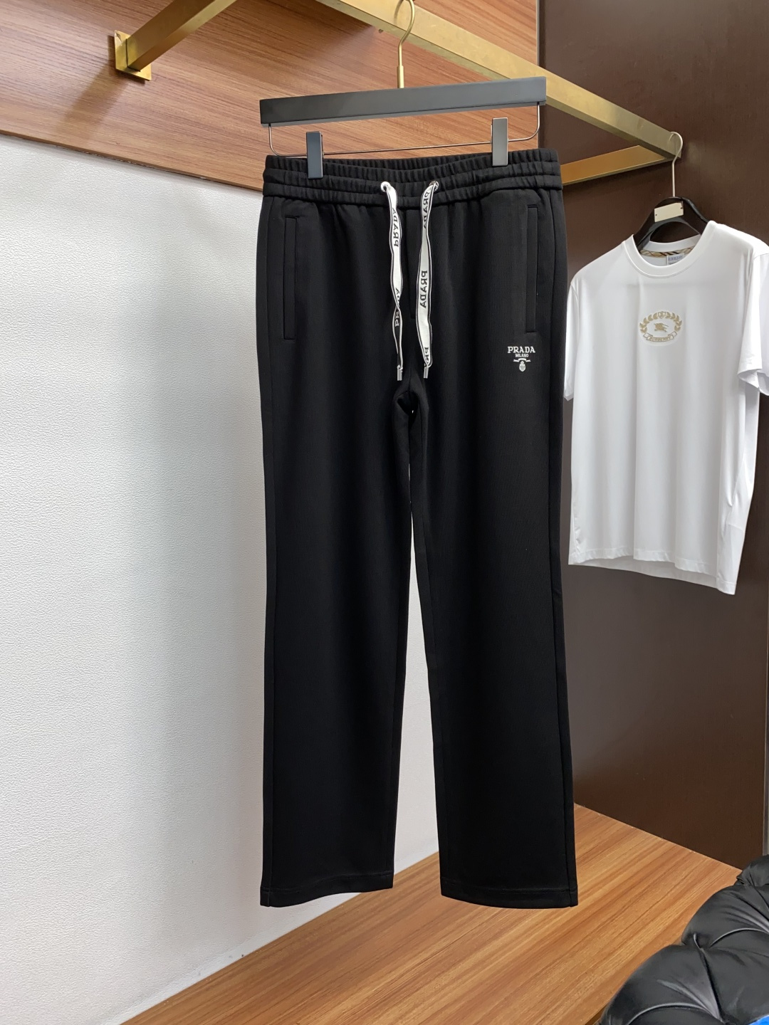 普拉达 2025秋冬新款休闲裤 干净利落剪裁，都市风十足 采用精纺加厚面料手感软糯干爽，上身效果挺括有型