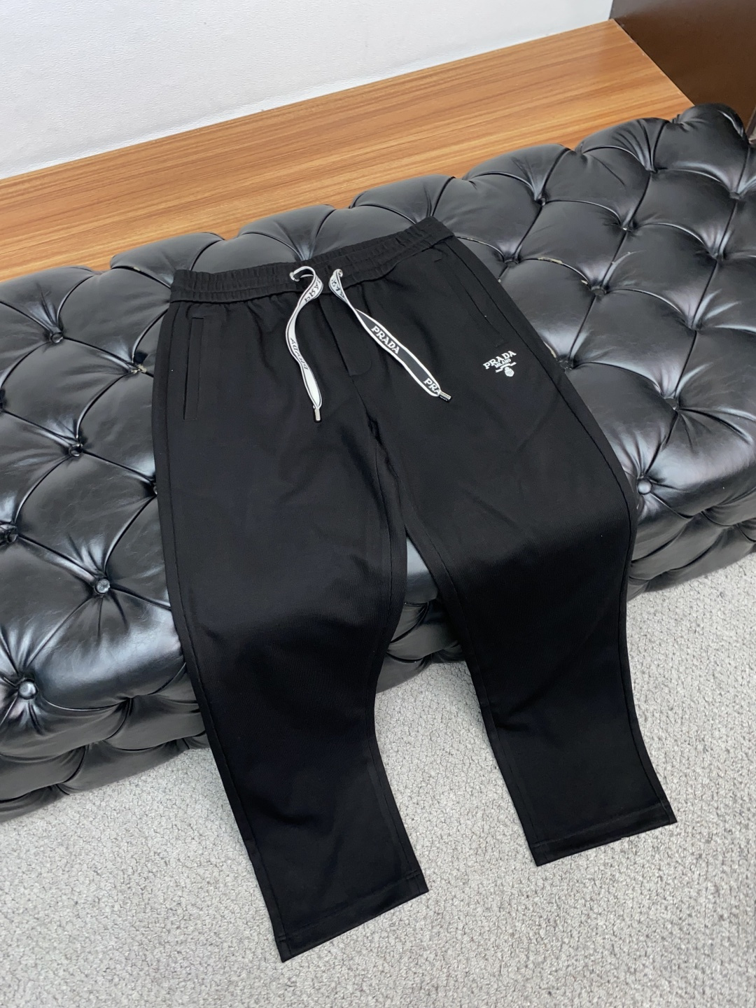 普拉达 2025秋冬新款休闲裤 干净利落剪裁，都市风十足 采用精纺加厚面料手感软糯干爽，上身效果挺括有型