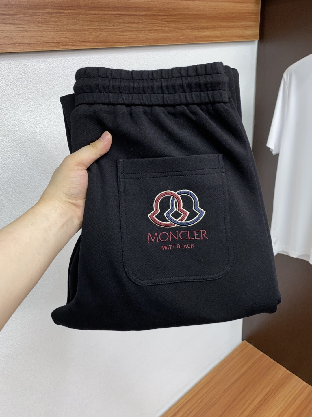 蒙口 2025秋冬新款休闲裤 干净利落剪裁，都市风十足 采用精纺加厚面料手感软糯干爽，上身效果挺括有型。