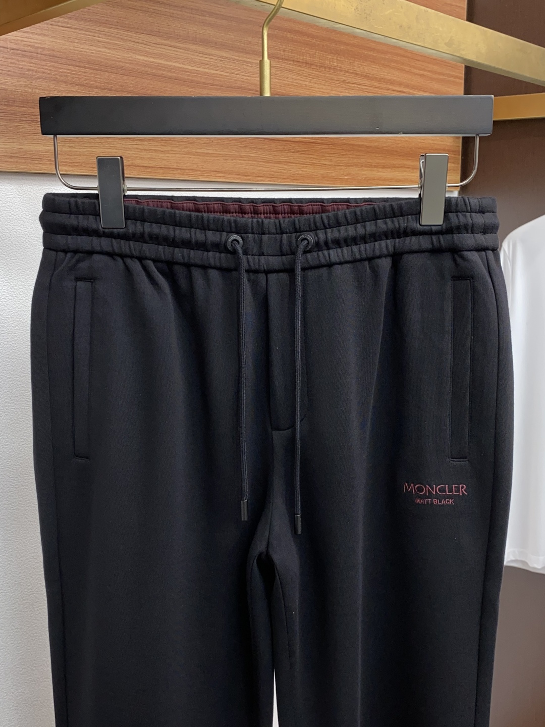 蒙口 2025秋冬新款休闲裤 干净利落剪裁，都市风十足 采用精纺加厚面料手感软糯干爽，上身效果挺括有型。