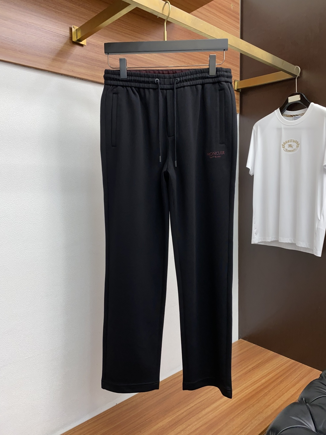 蒙口 2025秋冬新款休闲裤 干净利落剪裁，都市风十足 采用精纺加厚面料手感软糯干爽，上身效果挺括有型。