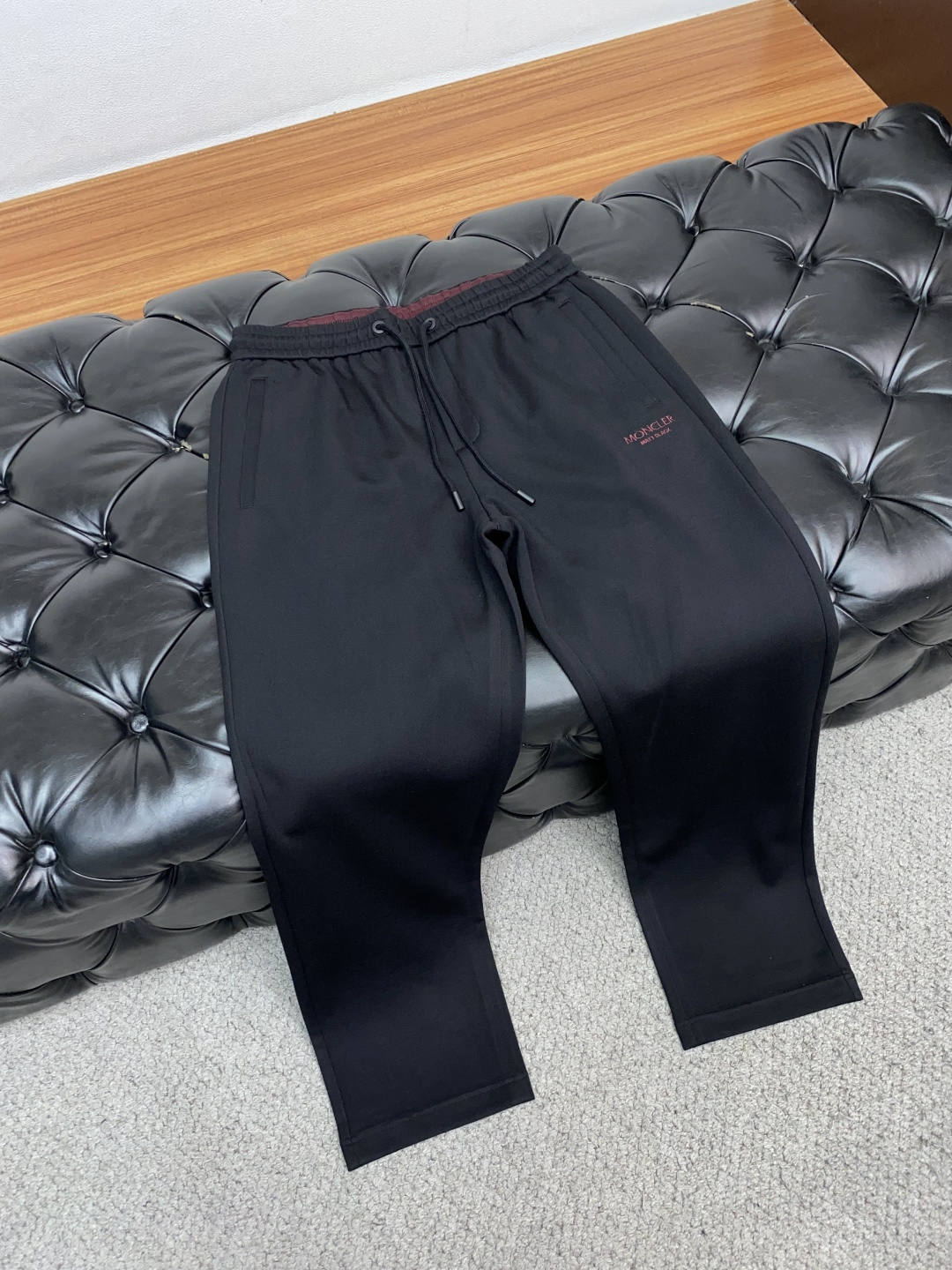 蒙口 2025秋冬新款休闲裤 干净利落剪裁，都市风十足 采用精纺加厚面料手感软糯干爽，上身效果挺括有型。