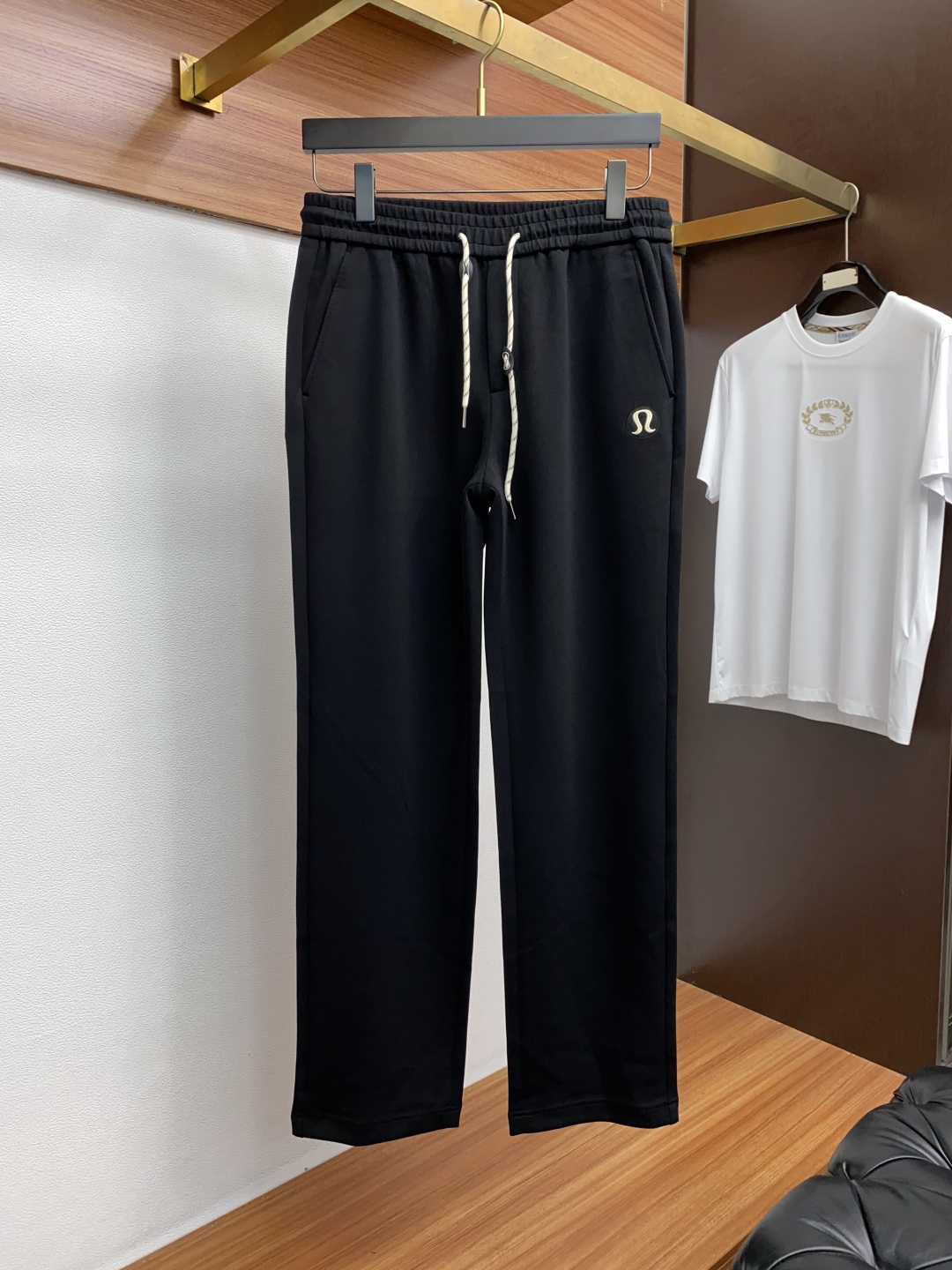 LULu 2025秋冬新款休闲裤 干净利落剪裁，都市风十足 采用精纺加厚面料手感软糯干爽，上身效果挺括有