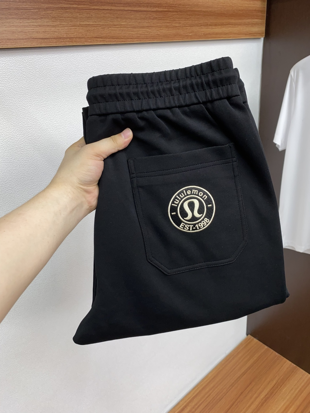 LULu 2025秋冬新款休闲裤 干净利落剪裁，都市风十足 采用精纺加厚面料手感软糯干爽，上身效果挺括有