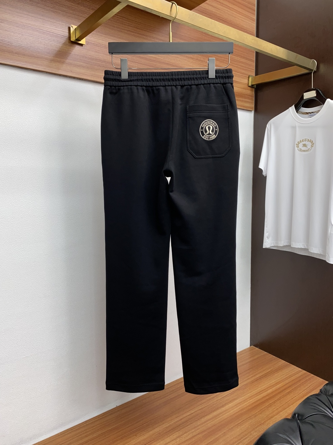 LULu 2025秋冬新款休闲裤 干净利落剪裁，都市风十足 采用精纺加厚面料手感软糯干爽，上身效果挺括有