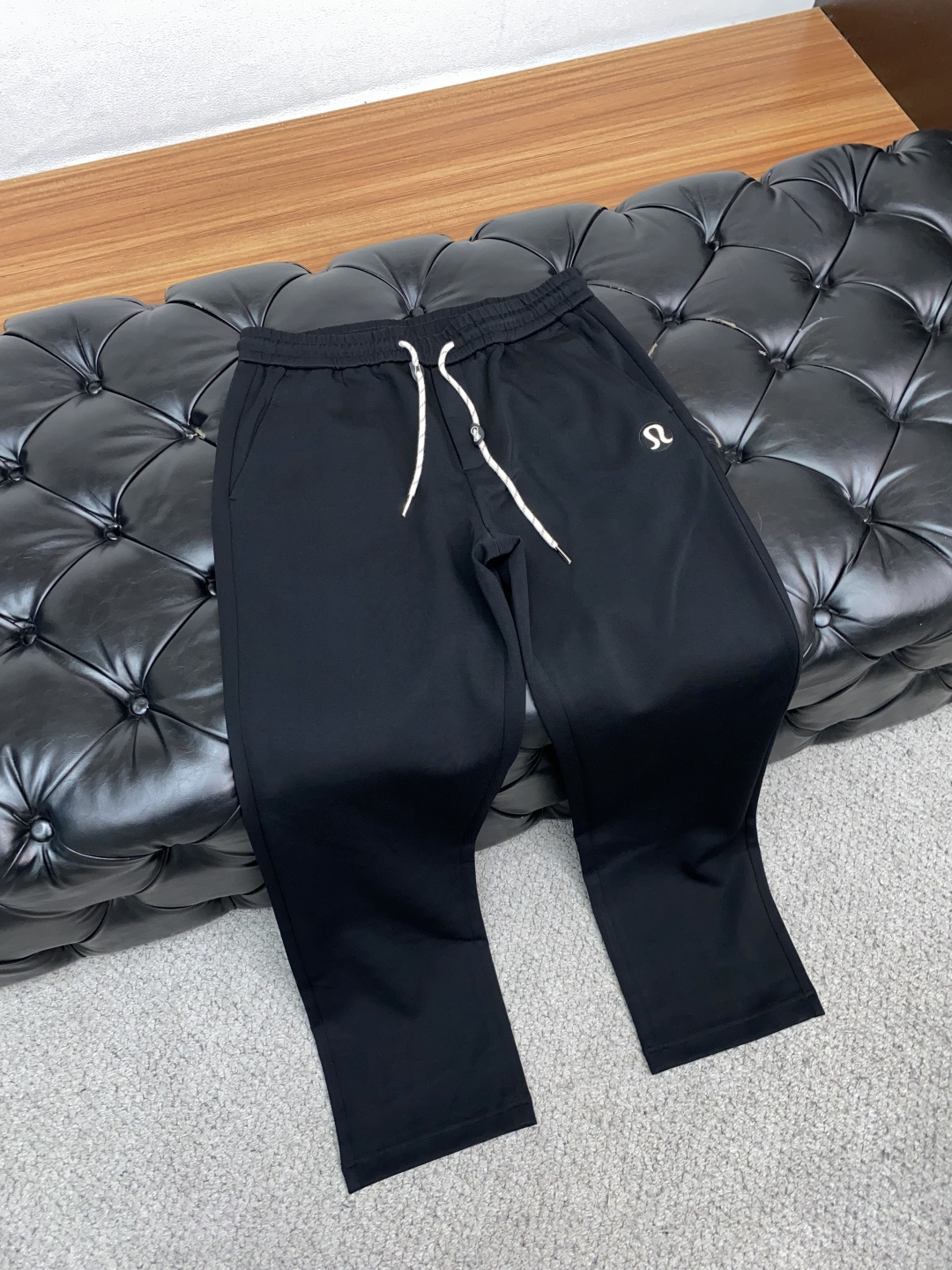 LULu 2025秋冬新款休闲裤 干净利落剪裁，都市风十足 采用精纺加厚面料手感软糯干爽，上身效果挺括有