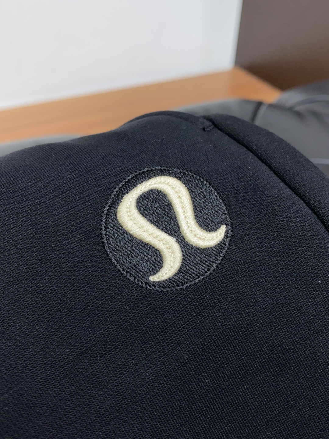 LULu 2025秋冬新款休闲裤 干净利落剪裁，都市风十足 采用精纺加厚面料手感软糯干爽，上身效果挺括有