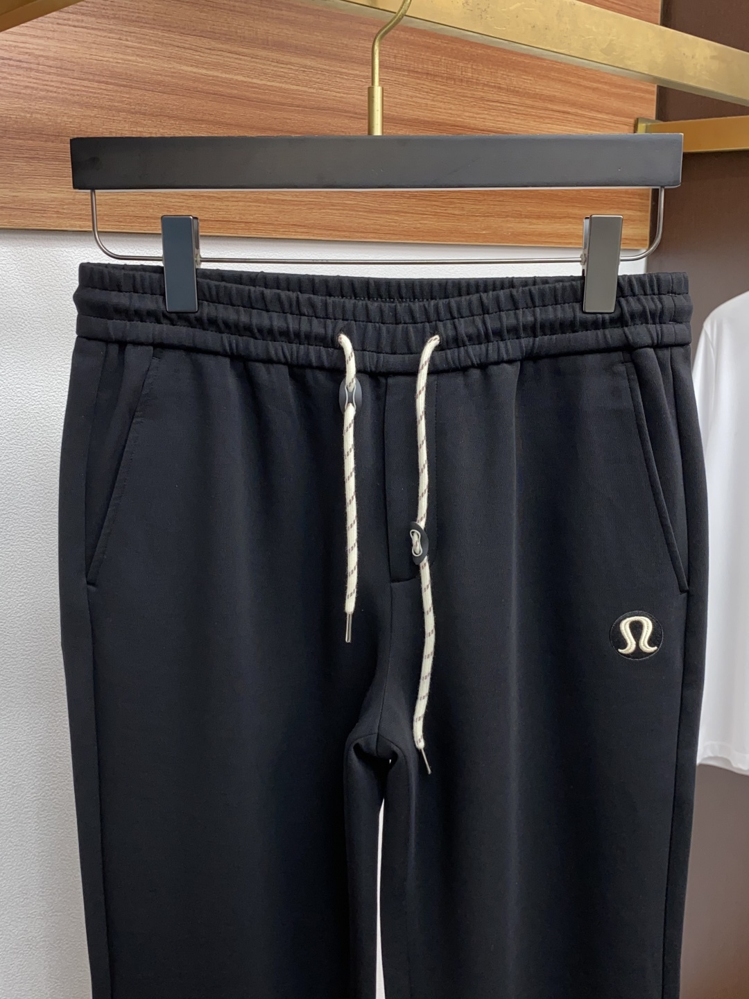 LULu 2025秋冬新款休闲裤 干净利落剪裁，都市风十足 采用精纺加厚面料手感软糯干爽，上身效果挺括有