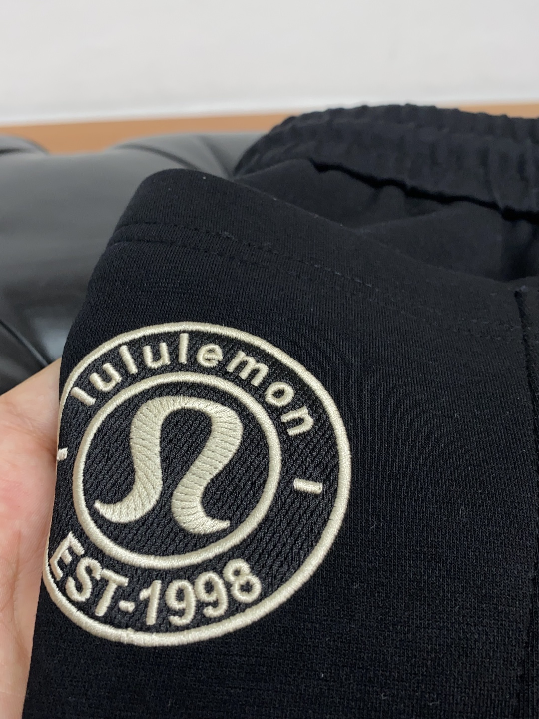 LULu 2025秋冬新款休闲裤 干净利落剪裁，都市风十足 采用精纺加厚面料手感软糯干爽，上身效果挺括有