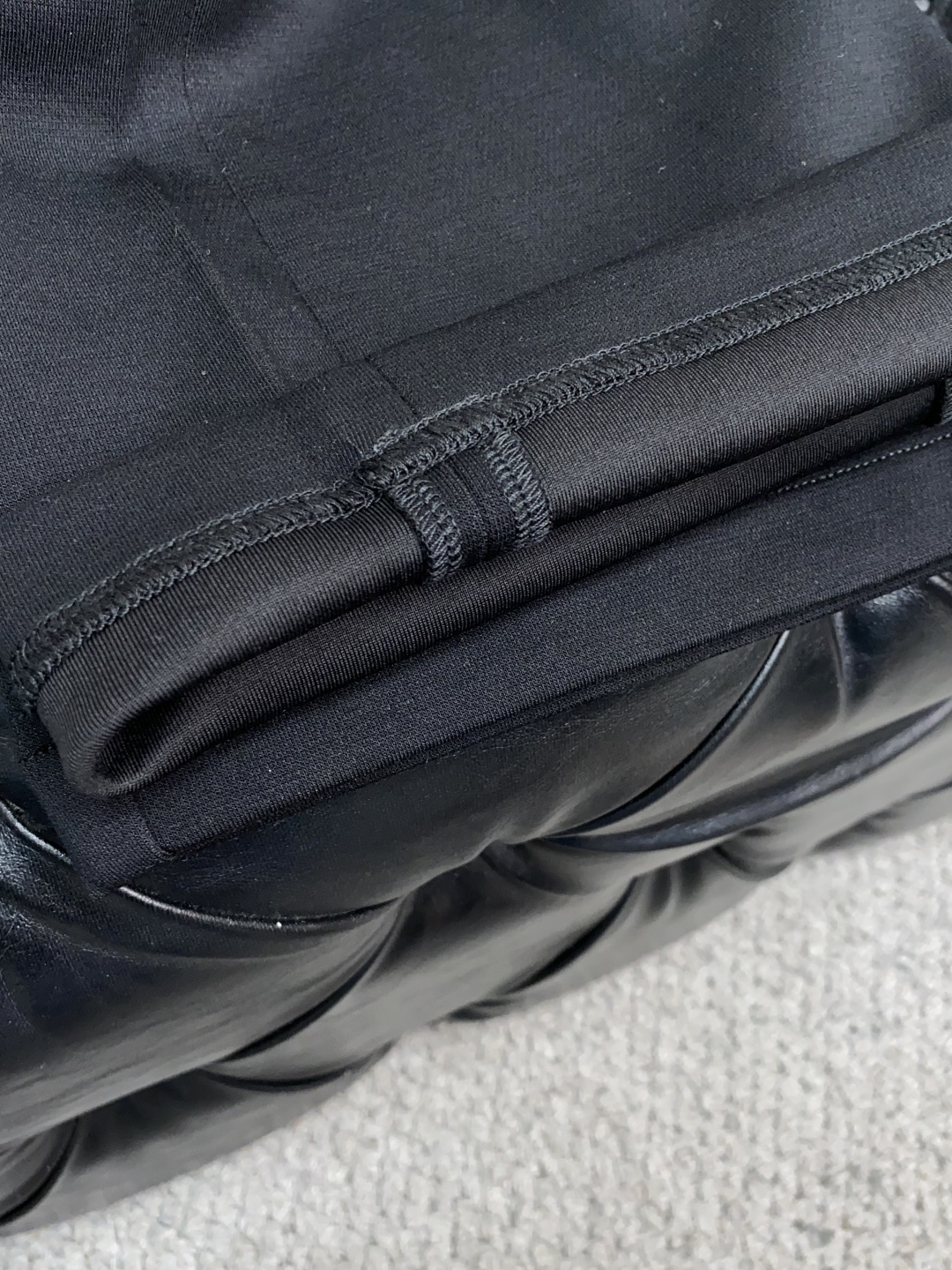 LULu 2025秋冬新款休闲裤 干净利落剪裁，都市风十足 采用精纺加厚面料手感软糯干爽，上身效果挺括有