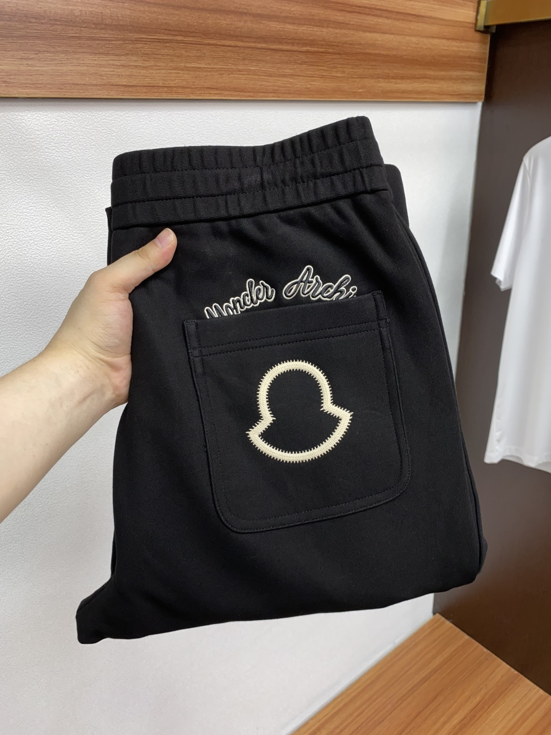 蒙口 2025秋冬新款休闲裤 干净利落剪裁，都市风十足 采用精纺加厚面料手感软糯干爽，上身效果挺括有型。