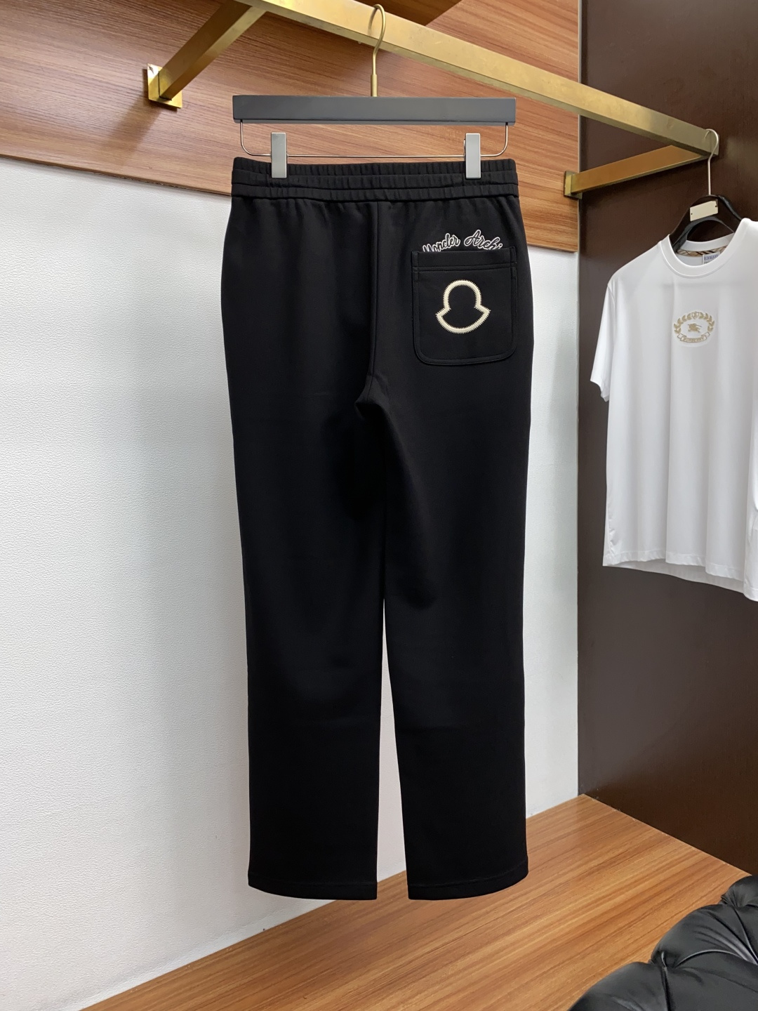 蒙口 2025秋冬新款休闲裤 干净利落剪裁，都市风十足 采用精纺加厚面料手感软糯干爽，上身效果挺括有型。