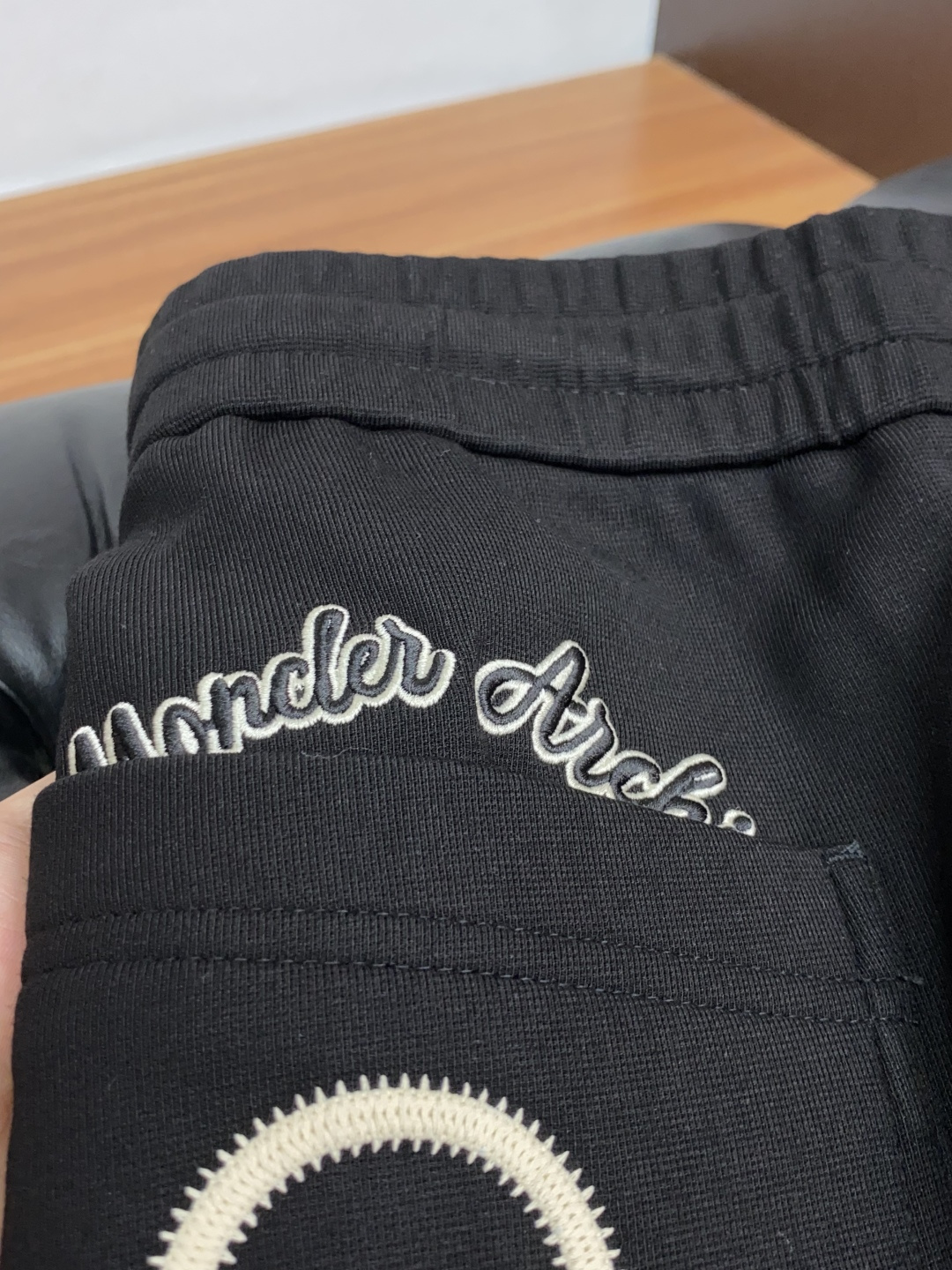 蒙口 2025秋冬新款休闲裤 干净利落剪裁，都市风十足 采用精纺加厚面料手感软糯干爽，上身效果挺括有型。