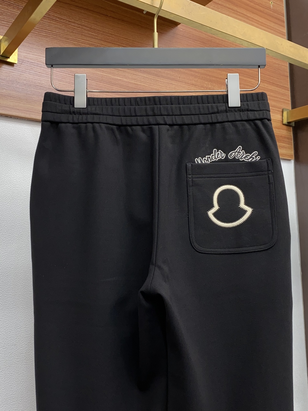 蒙口 2025秋冬新款休闲裤 干净利落剪裁，都市风十足 采用精纺加厚面料手感软糯干爽，上身效果挺括有型。