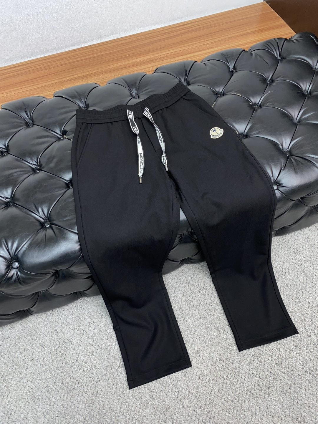 蒙口 2025秋冬新款休闲裤 干净利落剪裁，都市风十足 采用精纺加厚面料手感软糯干爽，上身效果挺括有型。