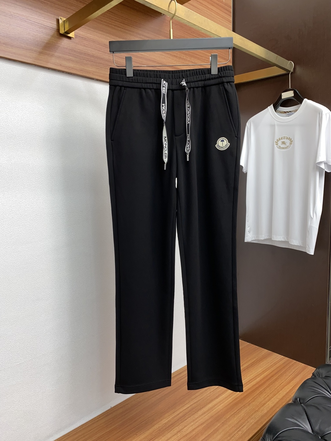 蒙口 2025秋冬新款休闲裤 干净利落剪裁，都市风十足 采用精纺加厚面料手感软糯干爽，上身效果挺括有型。