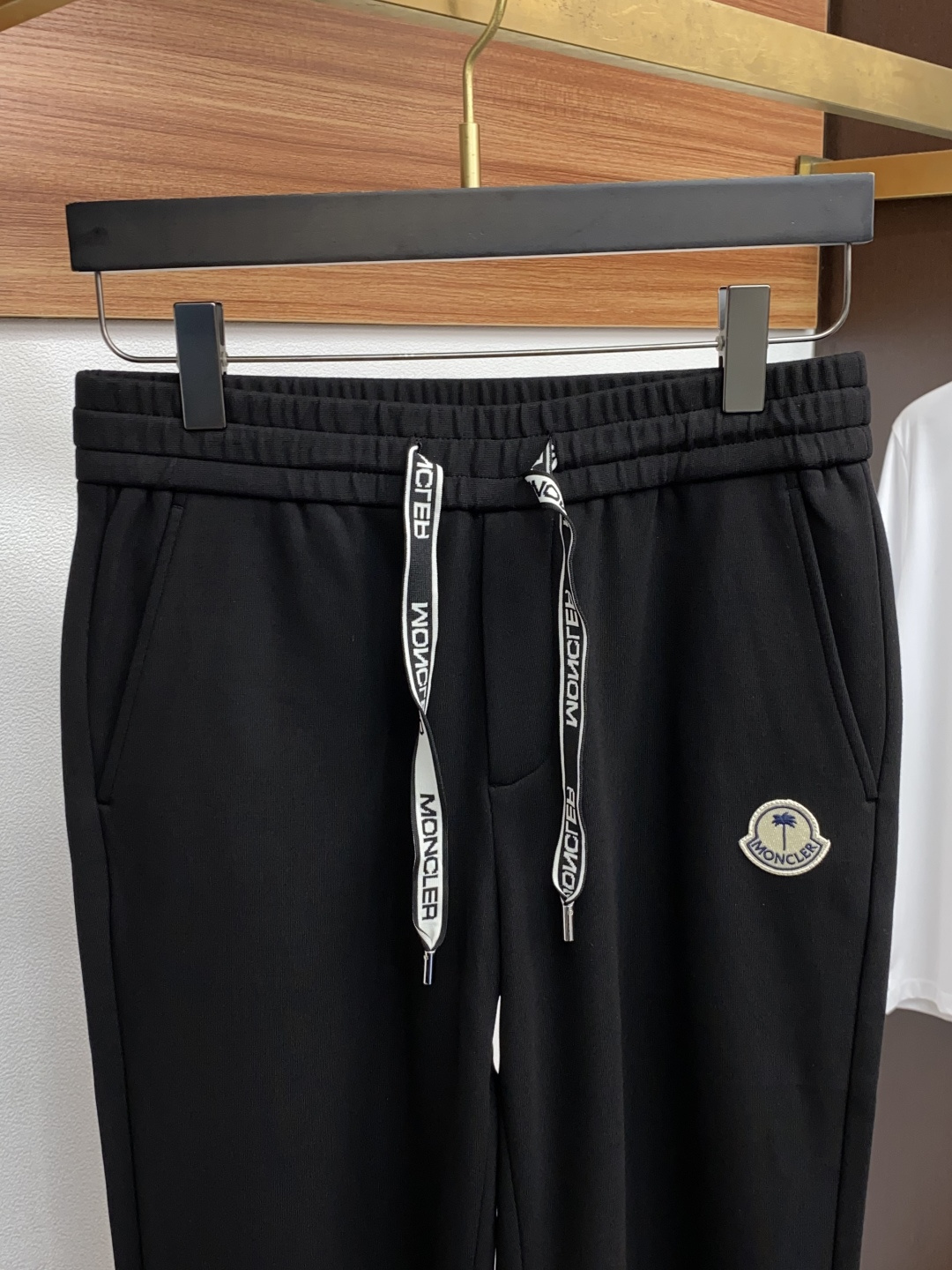 蒙口 2025秋冬新款休闲裤 干净利落剪裁，都市风十足 采用精纺加厚面料手感软糯干爽，上身效果挺括有型。