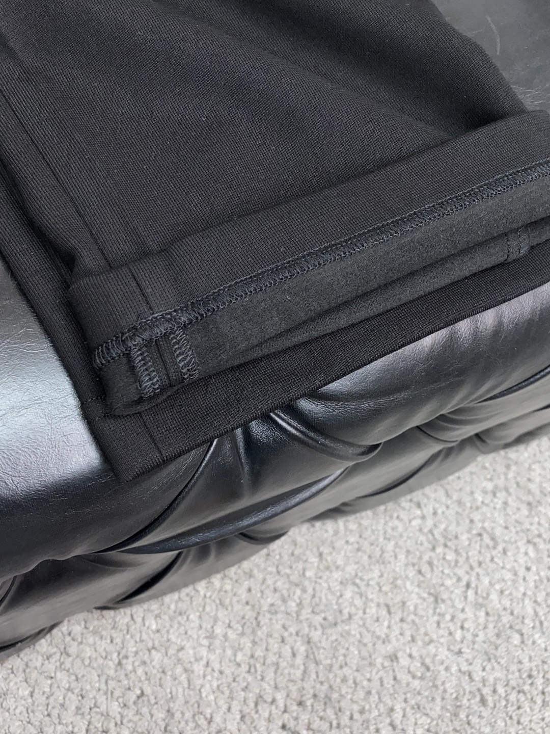 蒙口 2025秋冬新款休闲裤 干净利落剪裁，都市风十足 采用精纺加厚面料手感软糯干爽，上身效果挺括有型。