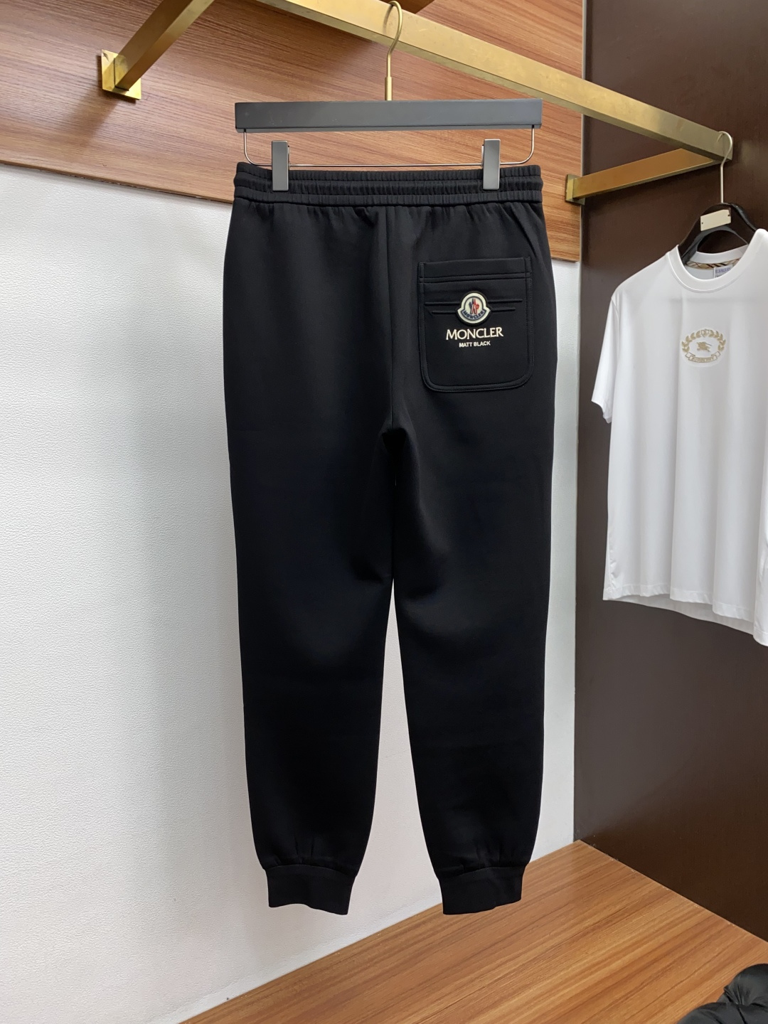 蒙口 2025秋冬新款休闲裤 干净利落剪裁，都市风十足 采用精纺加厚面料手感软糯干爽，上身效果挺括有型。