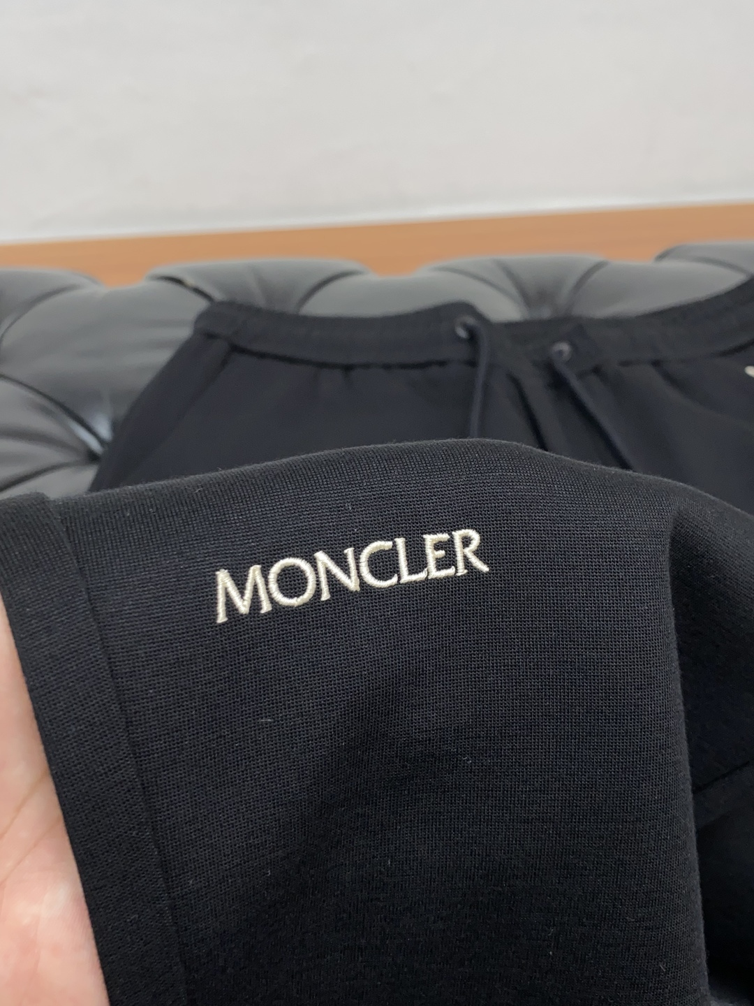 蒙口 2025秋冬新款休闲裤 干净利落剪裁，都市风十足 采用精纺加厚面料手感软糯干爽，上身效果挺括有型。