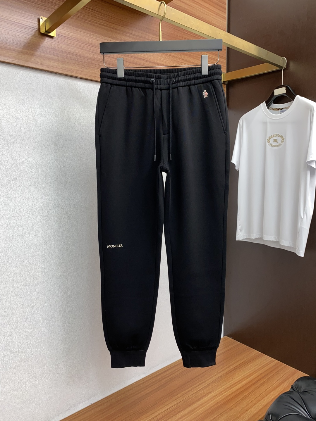 蒙口 2025秋冬新款休闲裤 干净利落剪裁，都市风十足 采用精纺加厚面料手感软糯干爽，上身效果挺括有型。