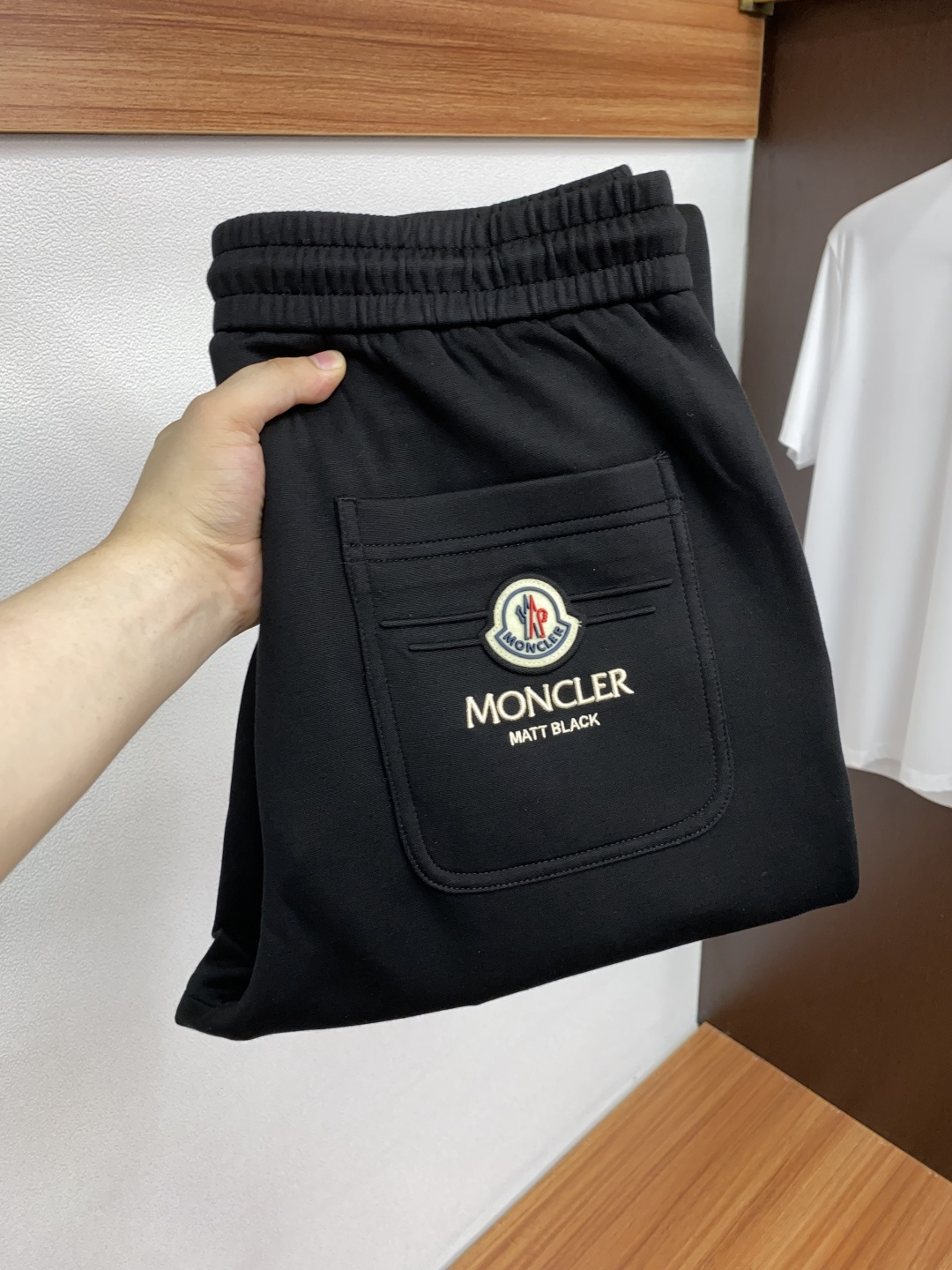 蒙口 2025秋冬新款休闲裤 干净利落剪裁，都市风十足 采用精纺加厚面料手感软糯干爽，上身效果挺括有型。