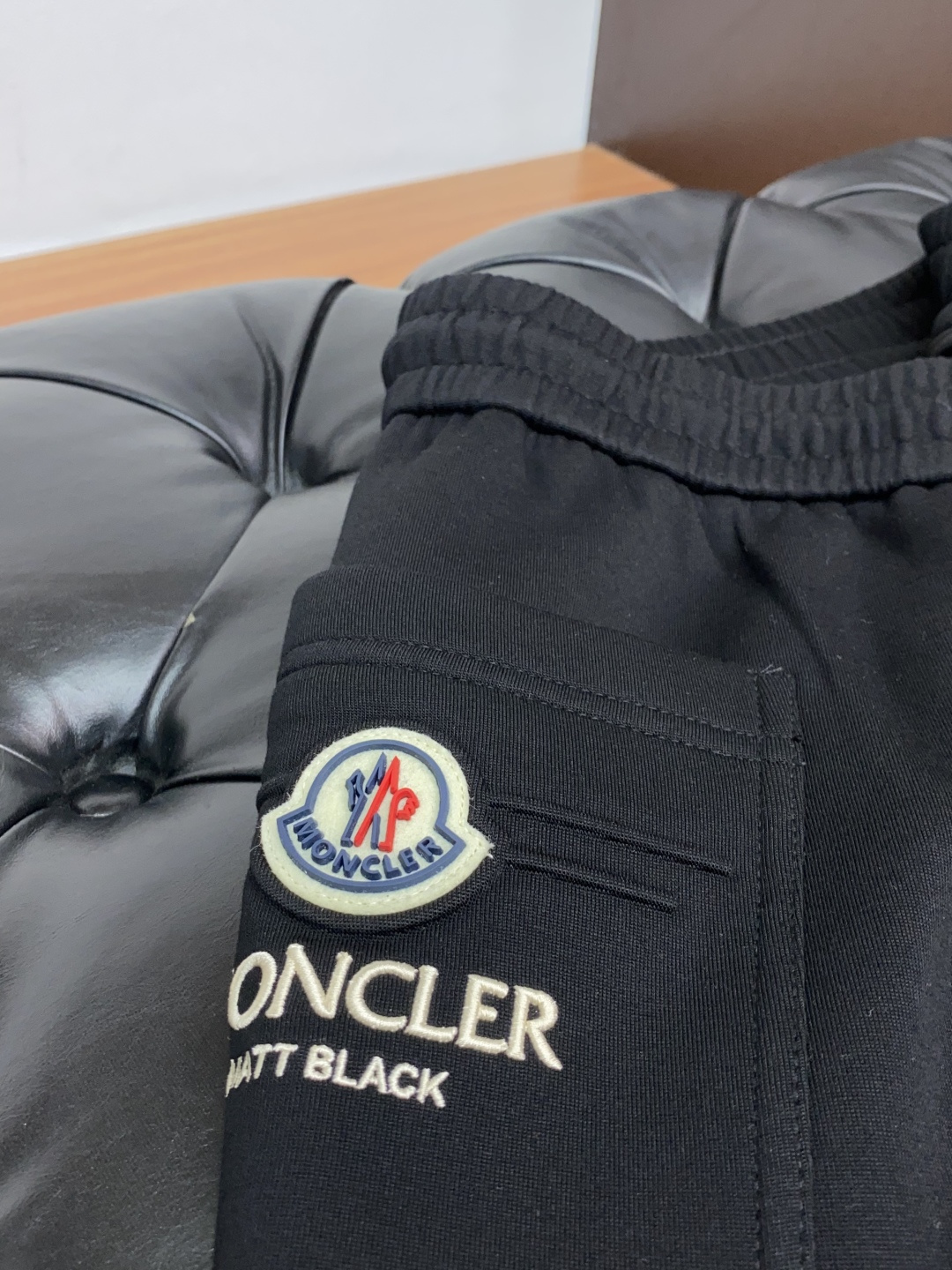 蒙口 2025秋冬新款休闲裤 干净利落剪裁，都市风十足 采用精纺加厚面料手感软糯干爽，上身效果挺括有型。