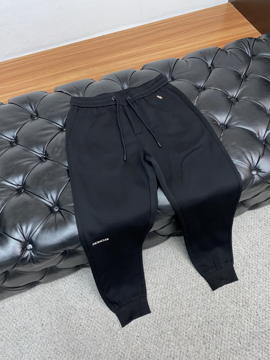 蒙口 2025秋冬新款休闲裤 干净利落剪裁，都市风十足 采用精纺加厚面料手感软糯干爽，上身效果挺括有型。