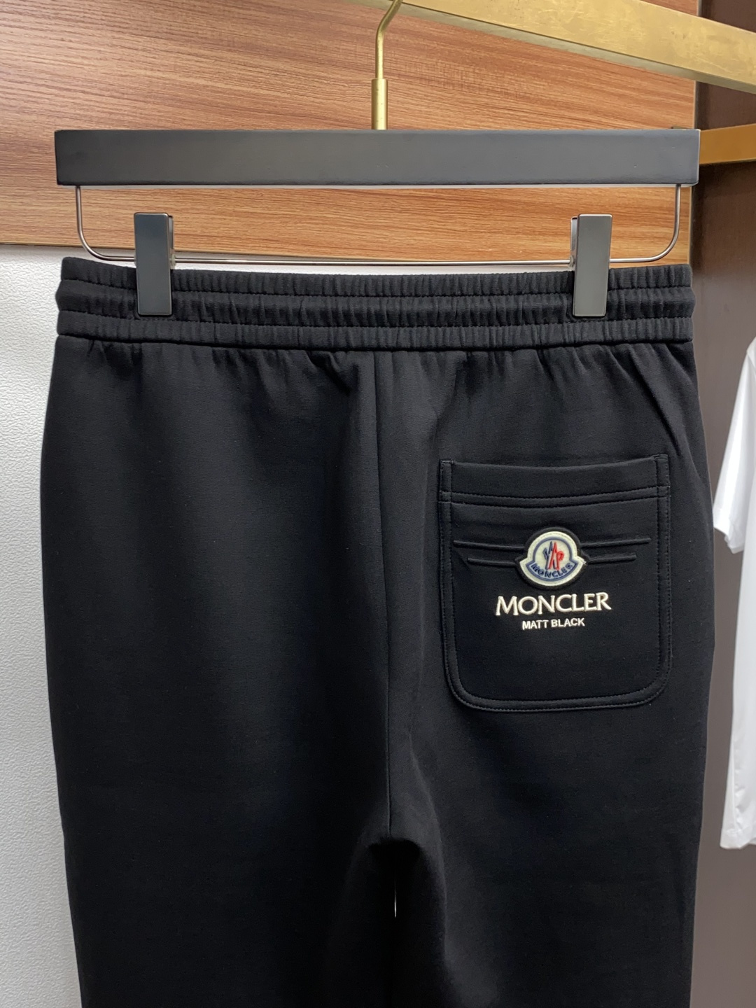 蒙口 2025秋冬新款休闲裤 干净利落剪裁，都市风十足 采用精纺加厚面料手感软糯干爽，上身效果挺括有型。