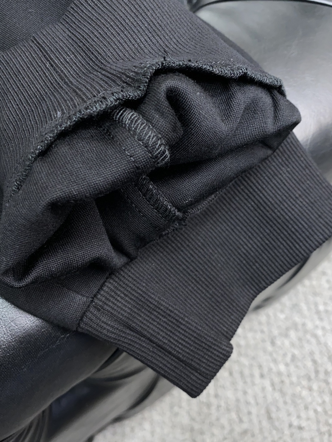 蒙口 2025秋冬新款休闲裤 干净利落剪裁，都市风十足 采用精纺加厚面料手感软糯干爽，上身效果挺括有型。