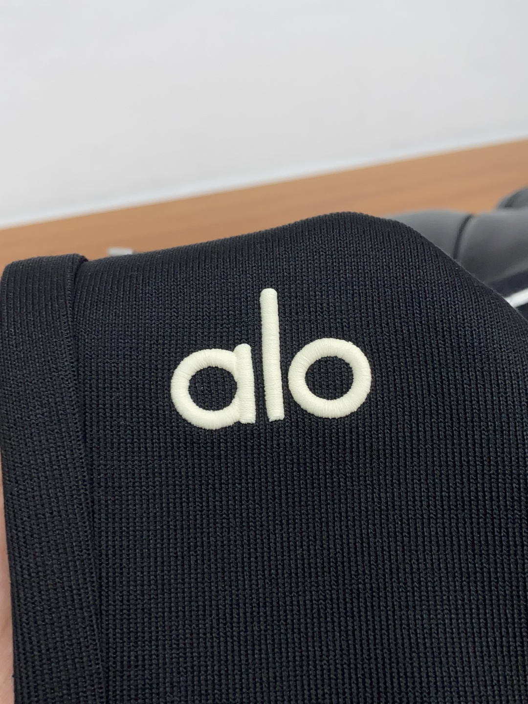 alo 2025秋冬新款休闲裤 干净利落剪裁，都市风十足 采用精纺加厚拉绒面料手感软糯干爽，上身效果挺括