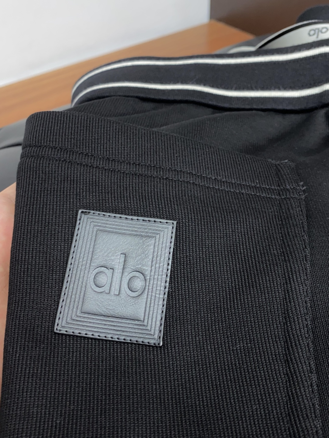 alo 2025秋冬新款休闲裤 干净利落剪裁，都市风十足 采用精纺加厚拉绒面料手感软糯干爽，上身效果挺括