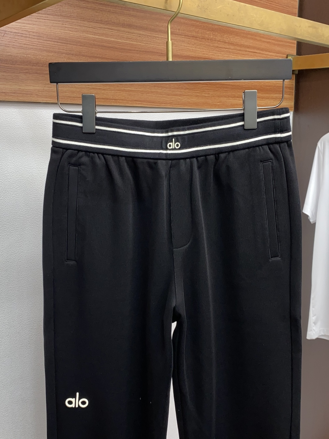 alo 2025秋冬新款休闲裤 干净利落剪裁，都市风十足 采用精纺加厚拉绒面料手感软糯干爽，上身效果挺括