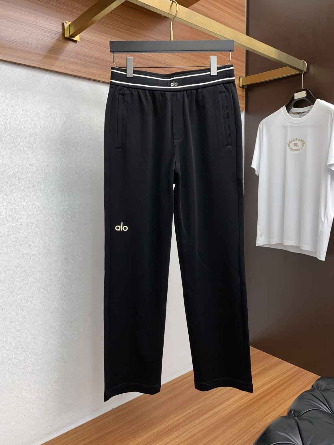 alo 2025秋冬新款休闲裤 干净利落剪裁，都市风十足 采用精纺加厚拉绒面料手感软糯干爽，上身效果挺括