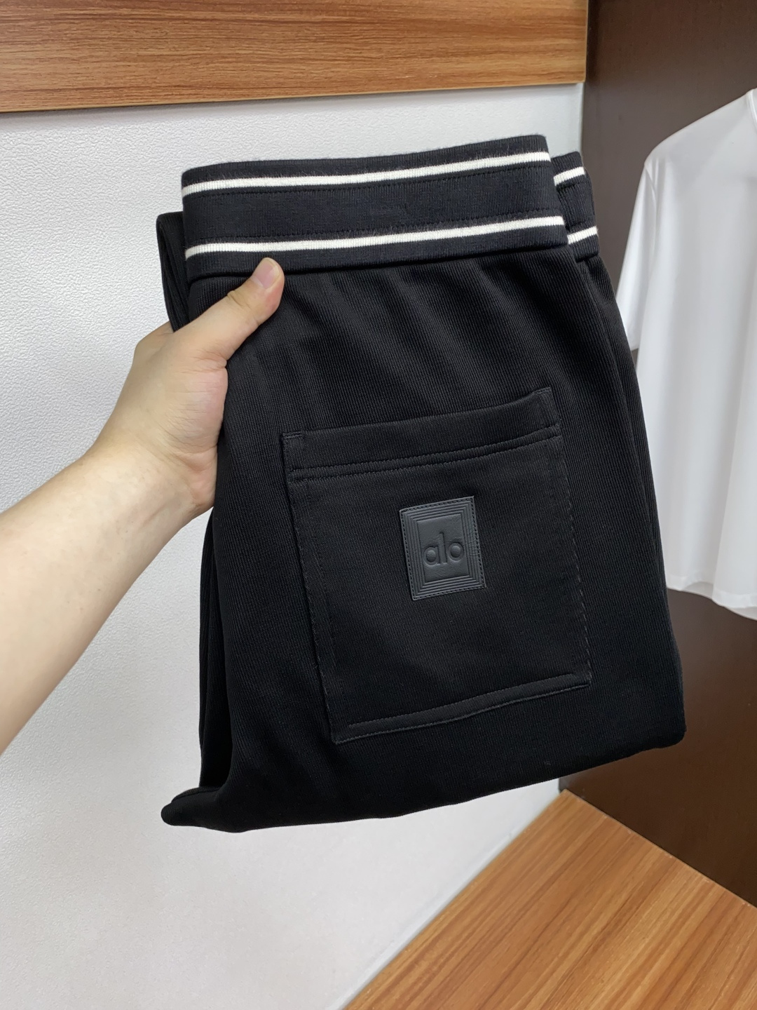 alo 2025秋冬新款休闲裤 干净利落剪裁，都市风十足 采用精纺加厚拉绒面料手感软糯干爽，上身效果挺括