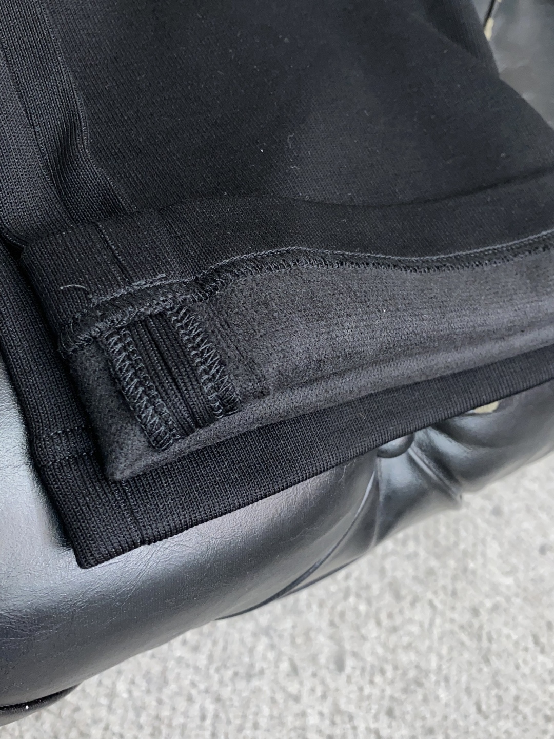 alo 2025秋冬新款休闲裤 干净利落剪裁，都市风十足 采用精纺加厚拉绒面料手感软糯干爽，上身效果挺括