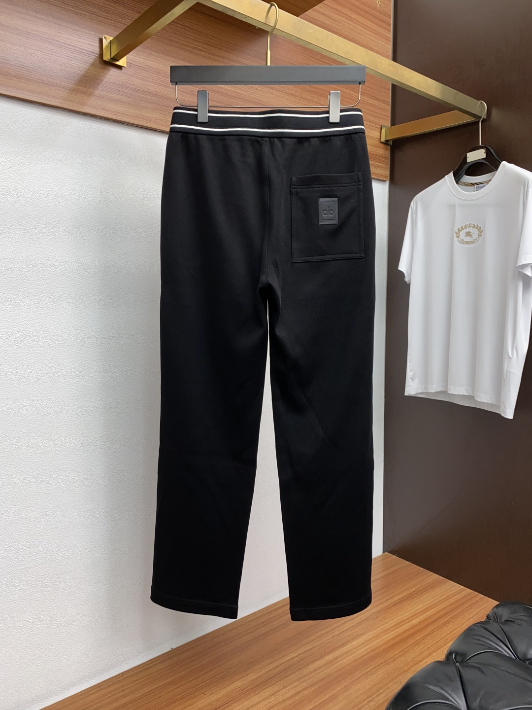 alo 2025秋冬新款休闲裤 干净利落剪裁，都市风十足 采用精纺加厚拉绒面料手感软糯干爽，上身效果挺括