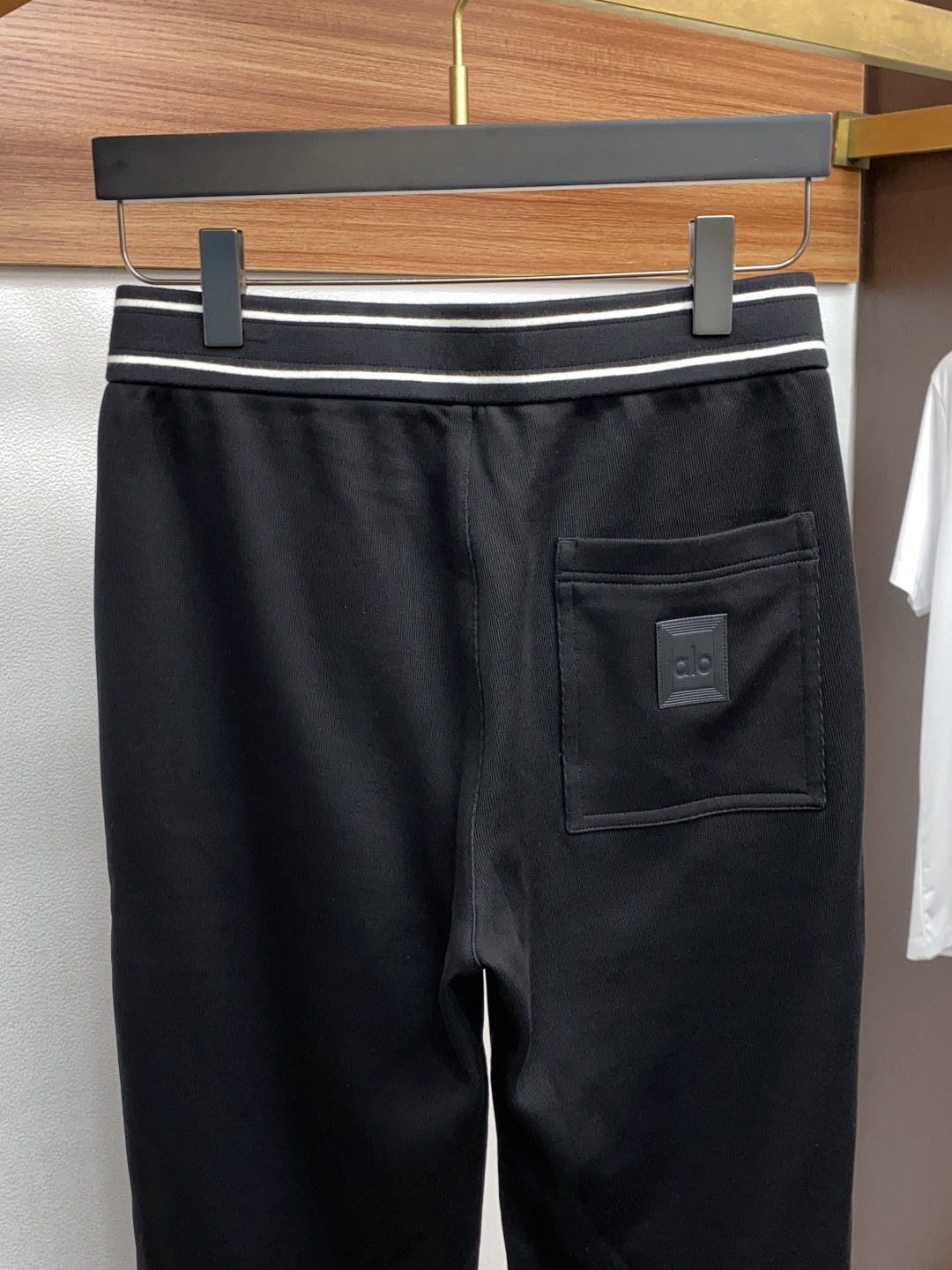 alo 2025秋冬新款休闲裤 干净利落剪裁，都市风十足 采用精纺加厚拉绒面料手感软糯干爽，上身效果挺括
