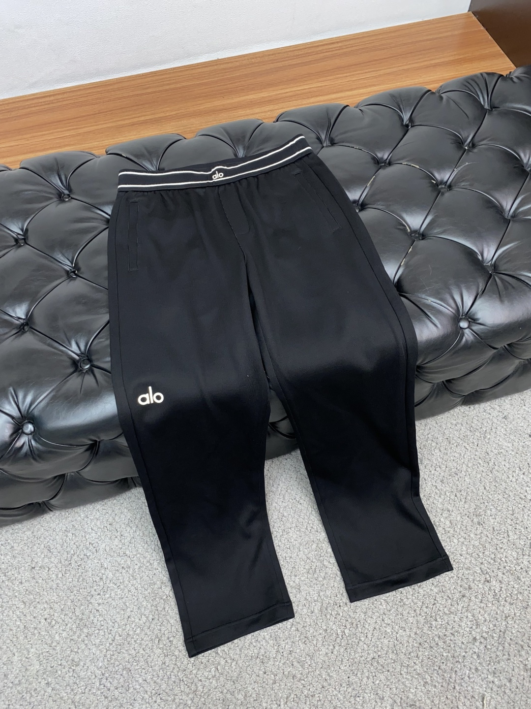 alo 2025秋冬新款休闲裤 干净利落剪裁，都市风十足 采用精纺加厚拉绒面料手感软糯干爽，上身效果挺括