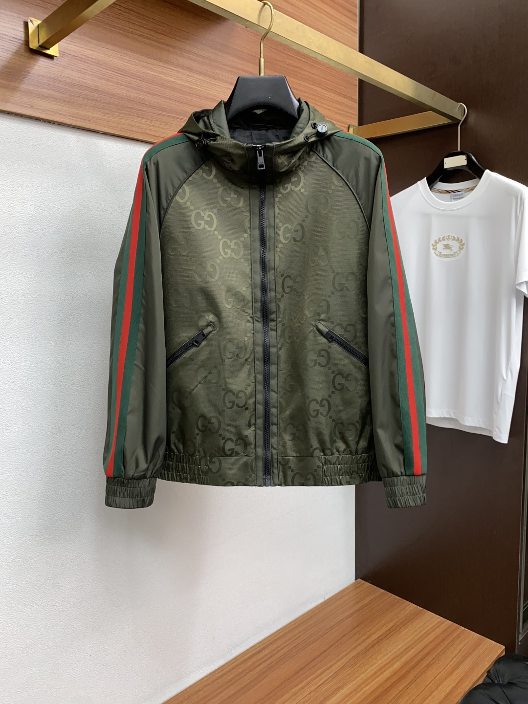 NO:526550,The main recommendation Guqi 2025 autumn and winter new model official website high-end original OEM, official classic ace single product! The latest jacket and jacket, a demonstration model for many celebrities! ! The new season of men's clothing is full of modernity and technology, combining fashion aesthetics with outdoor elements. It is a very design-oriented item, unique, abandoning traditional design concepts, creating a new visual experience, full of technological and functional sense, and is a soul-like embellishment! Exclusive technology wool fabric continues the environmental protection concept that has always been pursued. The fabric has excellent windproof and waterproof characteristics, with very delicate touch and excellent breathability! Jackets are excellent equipment in the transition season, with strong practical wearability and strong shaping properties, significant upper body effect, showing the vitality of urban upstarts. They are extremely outstanding in the dressing season, suitable for street style and outdoor sports and leisure. M-3xL,, jackets & coats, jackets & coats, alexander wang19860909主推 古奇 2025年秋冬新款 官网 高端原厂代工出品, 官方经典王牌单品！最新夹克外套 多明星穿搭示范款！！ 新一季男装充满现代感与科技感,将时装美学与户外元素混搭结合,极具设计感的一款单品,别具一格,摒除了传统的设计理念,塑造出全新的视觉体验,充满科技感和机能感,属于灵魂式点缀！专属科技毛呢面料,延续一贯追求的环保理念,面料具备优良防风防水特质,触感非常细腻,透气性亦极佳！ 夹克属于过渡季优秀的装备,实穿性极强,塑造性极强,上身效果显著,尽显都市新贵活力色彩,在穿搭季属于极为出色的一款外套,出街造型、户外运动休闲皆宜 M-3xL,,jackets & coats,jackets & coats,alexander wang,Men's clothing