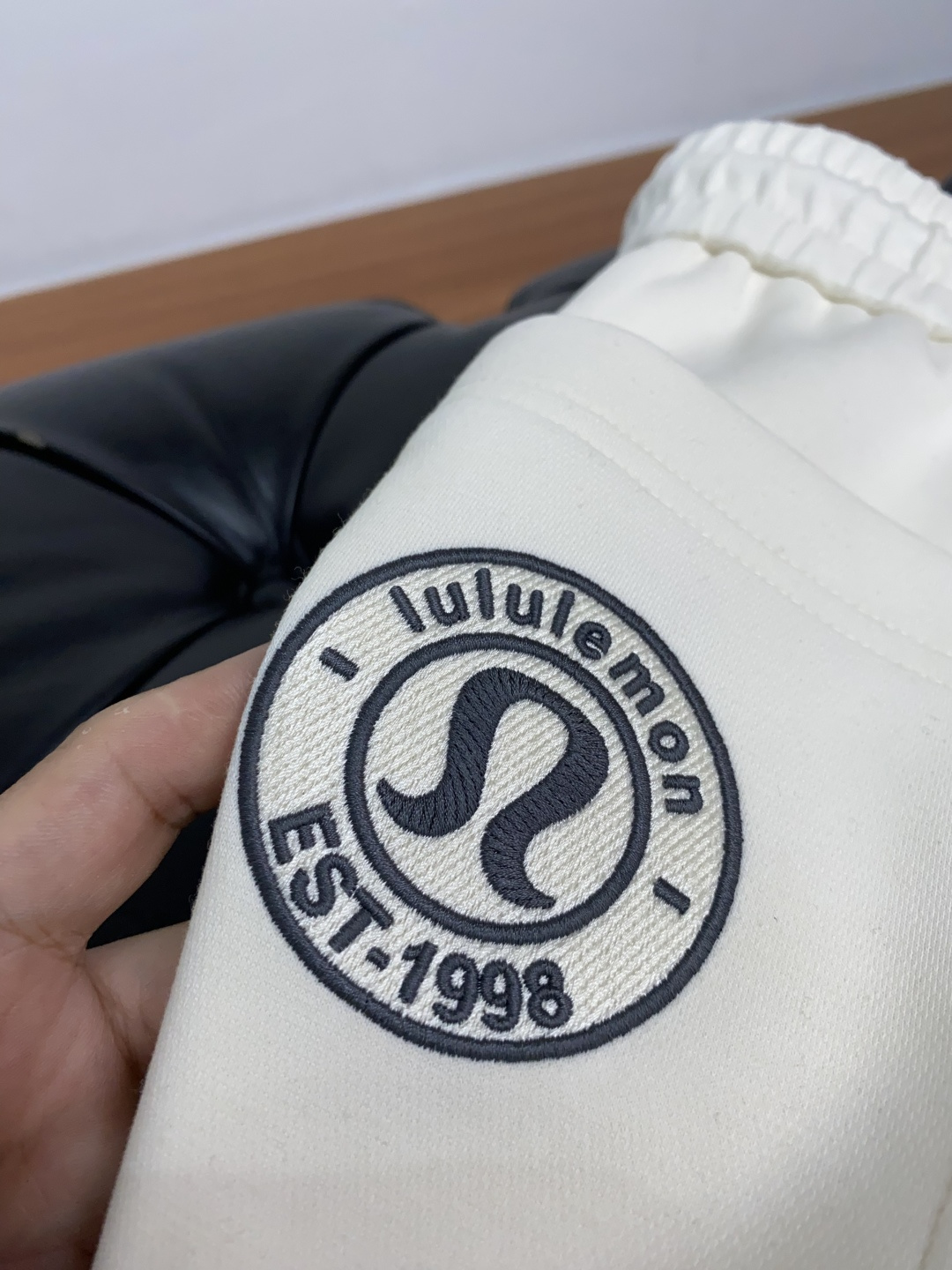 lulu 2025秋冬新款休闲裤 干净利落剪裁，都市风十足 采用精纺加厚面料手感软糯干爽，上身效果挺括有