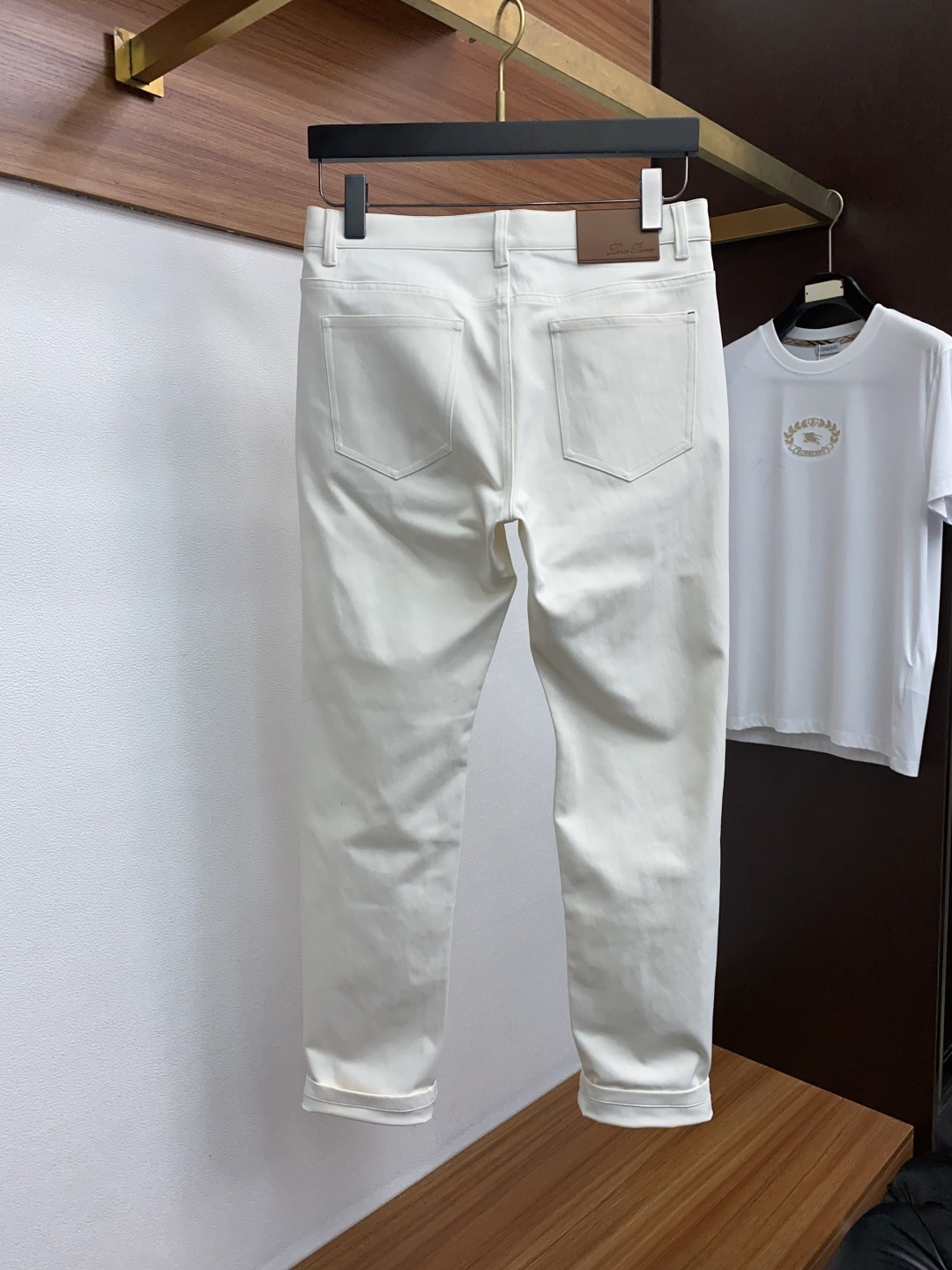 Bc秋冬新款五袋休闲裤 干净利落剪裁，都市风十足 采用精纺面料手感软糯干爽，上身效果挺括有型。五金精致，