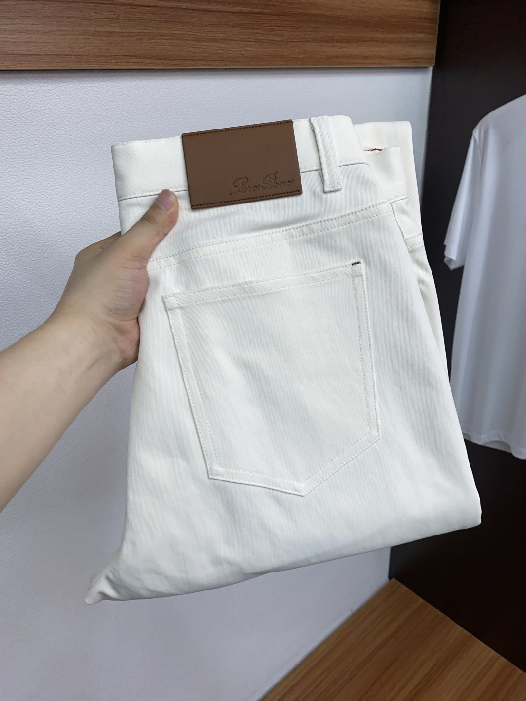 Bc秋冬新款五袋休闲裤 干净利落剪裁，都市风十足 采用精纺面料手感软糯干爽，上身效果挺括有型。五金精致，