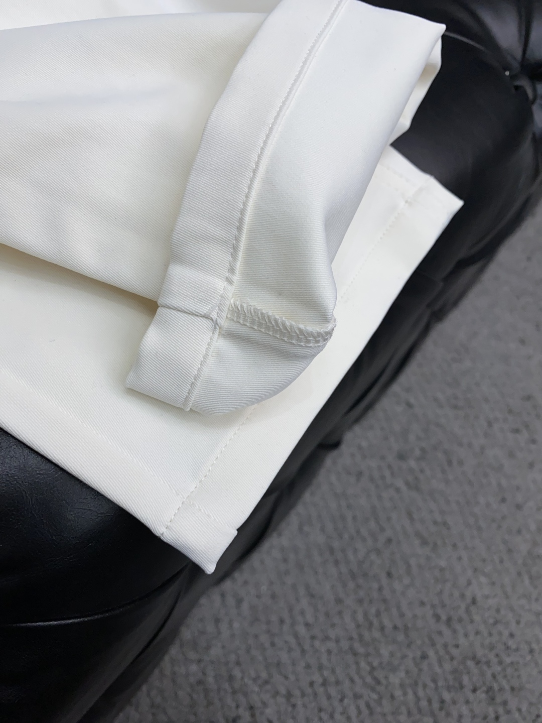 Bc秋冬新款五袋休闲裤 干净利落剪裁，都市风十足 采用精纺面料手感软糯干爽，上身效果挺括有型。五金精致，