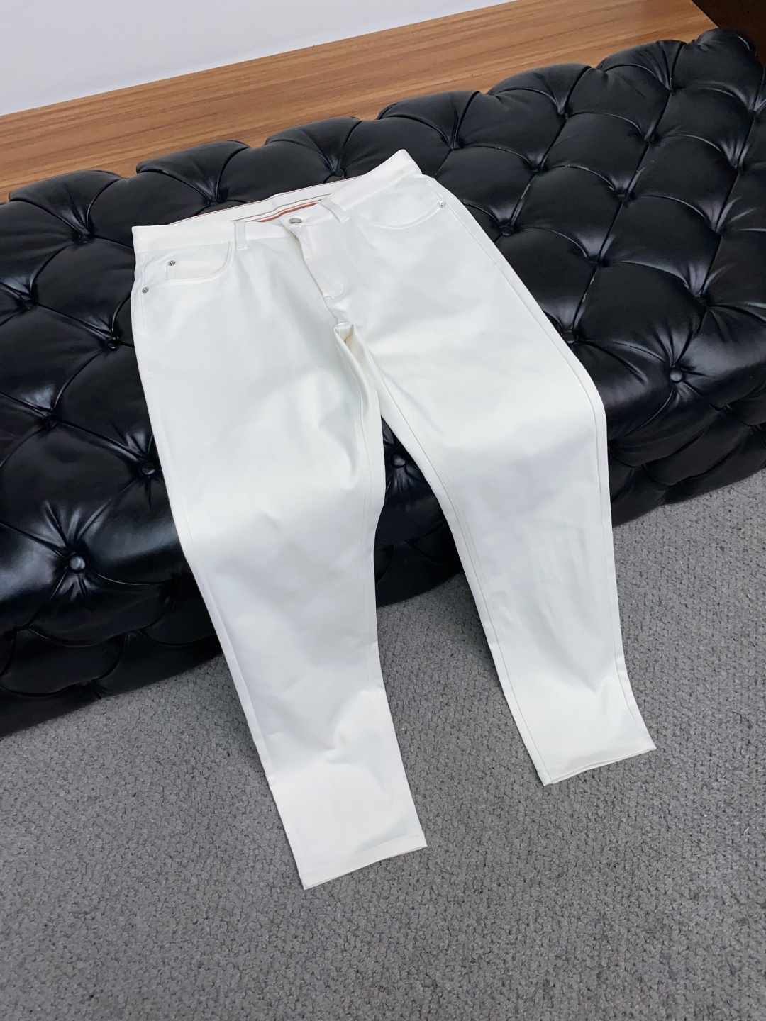 Bc秋冬新款五袋休闲裤 干净利落剪裁，都市风十足 采用精纺面料手感软糯干爽，上身效果挺括有型。五金精致，